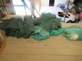 un tas de tissu vert posé par terre dans une pièce