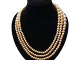 gros plan d'un collier de perles sur un mannequin