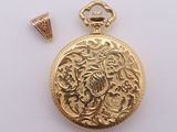une image représentant une montre de poche en or ornée d'un diamant au centre