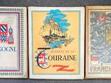 trois livres sont alignés les uns à côté des autres sur une table