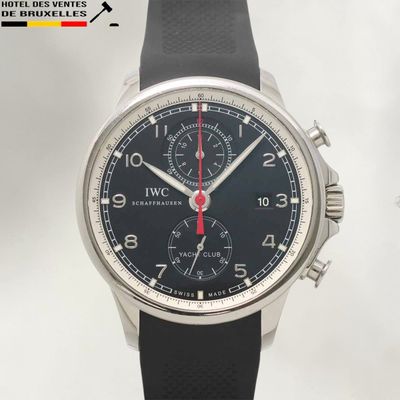 une montre noire avec une trotteuse rouge et un bracelet noir