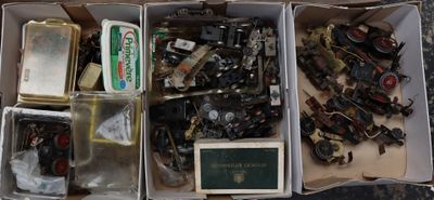 une boîte remplie d'objets assortis posée sur une table