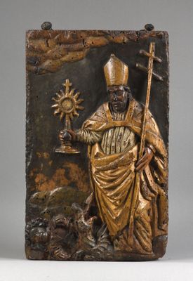 une image représentant une plaque en bronze sur laquelle figure un homme tenant une croix