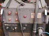 une machine posée sur le sol du garage