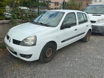 une voiture blanche garée à côté d'une camionnette blanche
