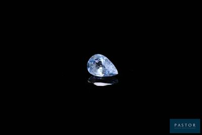 un diamant bleu sur fond noir