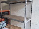 un bureau sur lequel se trouve un ordinateur portable, dans une pièce