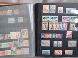 un livre qui contient beaucoup de timbres