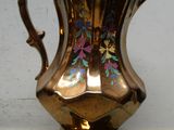 un vase en or orné d'un motif floral