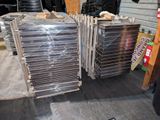 de nombreuses piles de plaques métalliques empilées les unes sur les autres