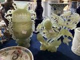 de nombreux vases et assiettes posés sur une table dans une pièce