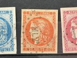 quatre timbres de couleurs, de tailles et de formes différentes