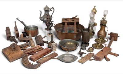 de nombreux objets anciens posés sur une surface blanche