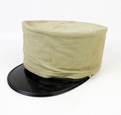 une image représentant un chapeau surmonté d'un bord en cuir noir
