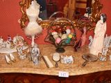 une table sur laquelle se trouvent un miroir et de nombreux objets