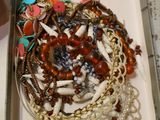 une boîte remplie de bracelets assortis posée sur une table