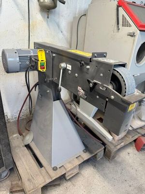 une machine posée sur une palette dans un garage