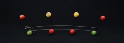 une couronne composée d'épingles sur fond noir