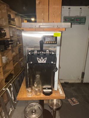 une photo d'une machine à café posée sur une table dans une pièce