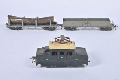 deux petits trains assis côte à côte sur une surface blanche