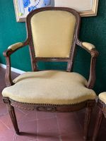 Paire de fauteuils à dossiers en cabriolet en bois mouluré, … (photo 2)