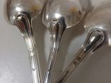 trois cuillères posées sur une table blanche