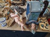 une table sur laquelle sont posés de nombreux objets anciens