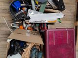 un tas d'objets divers accrochés au mur