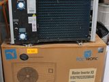 des cartons empilés les uns sur les autres dans une zone d'entrepôt