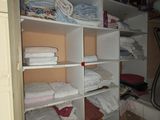 un placard rempli de nombreuses serviettes et couvertures pliées