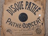 une pancarte en carton posée par terre sur laquelle on peut lire « discoe pattiie » ou « le concert »
