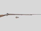 un vieux fusil avec un canon en bois et une bouche en bois