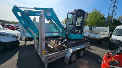 un camion équipé d'une grue à l'arrière