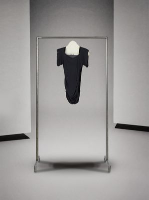 une photo d'un portant sur lequel est accrochée une chemise noire
