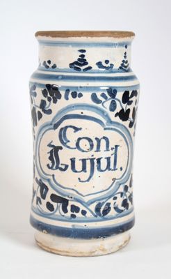 un vase bleu et blanc sur lequel figure un nom