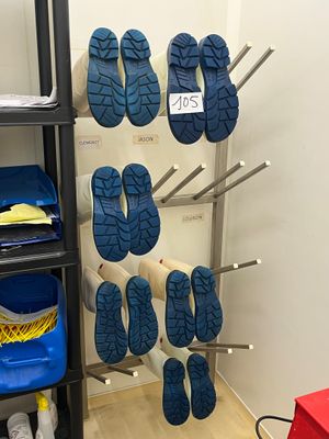 de nombreuses paires de chaussures suspendues à un porte-chaussures dans une pièce