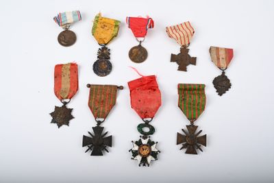 Lot de médailles dont croix de guerre, et une légion d'honne… - Photo 1