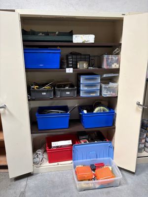 ARMOIRE tôle et son contenu de consomables - Photo 1