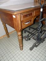VENTE VOL : Table bureau à quatre tiroirs, en noyer, 1900 (photo 2)