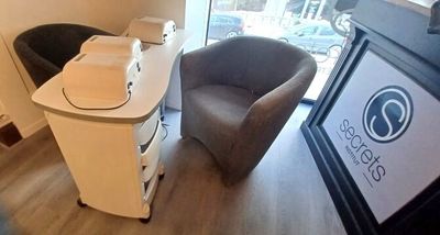 deux chaises et une table dans une petite pièce