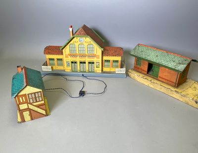 trois petites maisons miniatures posées sur une table