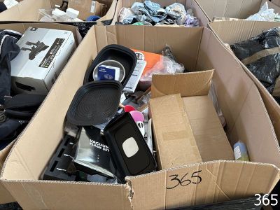 une boîte en carton remplie d'appareils électroniques et d'autres objets