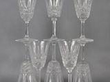 six verres à vin en cristal empilés les uns sur les autres sur une table