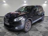 nissan qxv dans une salle d'exposition au sol en damier
