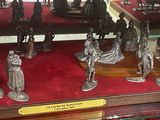 de nombreuses figurines exposées dans une vitrine