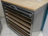 une photo d'une cuisine avec un plan de travail en bois