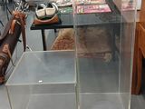 une vitrine en verre au milieu d'une pièce
