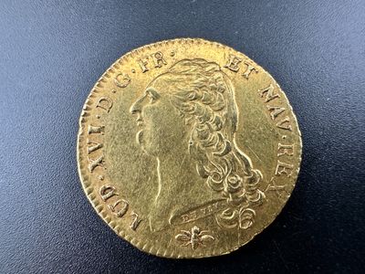 une pièce d'or ornée d'une tête de femme