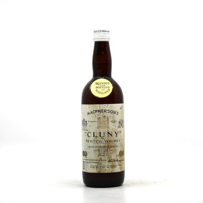 l'image d'une bouteille d'alcool posée sur une table