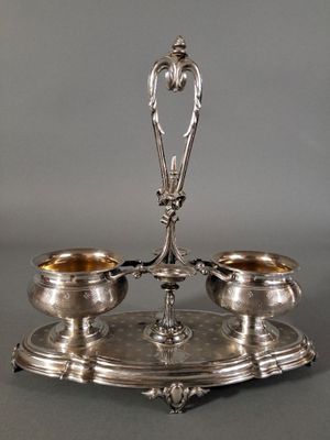 un service ancien en argent composé de deux bols et d'une cuillère, présenté sur un socle